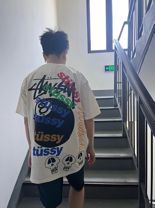 ステューシー 半袖Tシャツ スーパーコピー 夏日系列 グラフィティ ブラック8 ロゴ文字プリントショートスリーブTシャツ