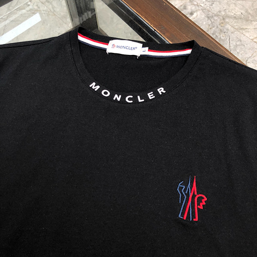 モンクレール 半袖Tシャツスーパーコピー 超絶クールなロゴ 最高級で上品なデザイン ネックラインのロゴがポイントMONCLER