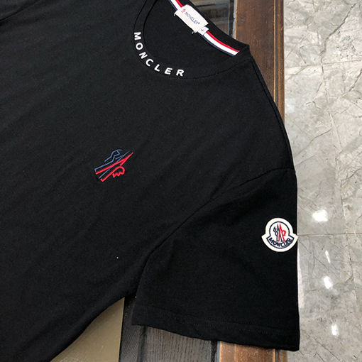 モンクレール 半袖Tシャツスーパーコピー 超絶クールなロゴ 最高級で上品なデザイン ネックラインのロゴがポイントMONCLER