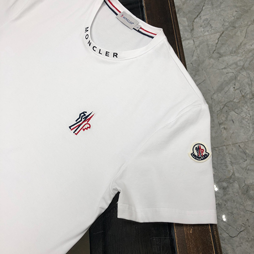 モンクレール 半袖Tシャツスーパーコピー 超絶クールなロゴ 最高級で上品なデザイン ネックラインのロゴがポイントMONCLER