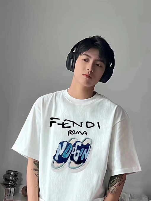フェンディ 半袖Tシャツスーパーコピー  FENDI アルファベット柄スニーカー印刷ショートスリーブTシャツ カップルの絶妙なマッチング