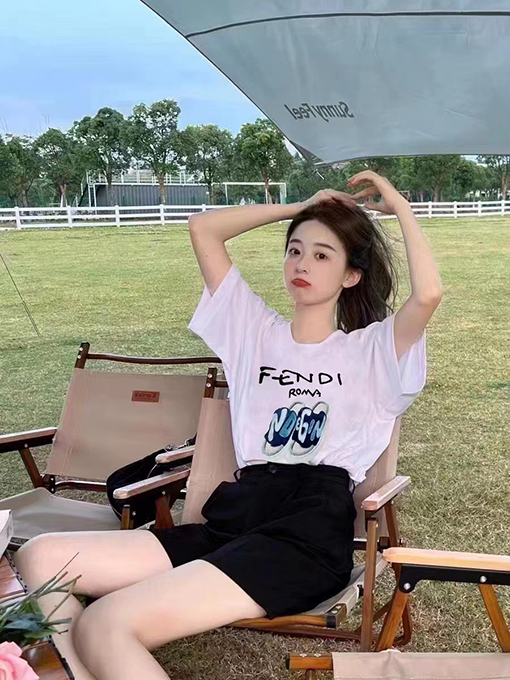 フェンディ 半袖Tシャツスーパーコピー  FENDI アルファベット柄スニーカー印刷ショートスリーブTシャツ カップルの絶妙なマッチング
