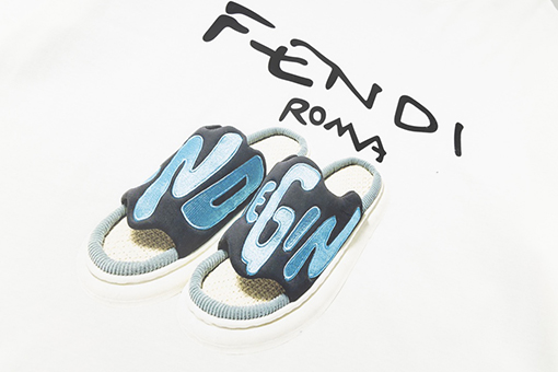 フェンディ 半袖Tシャツスーパーコピー  FENDI アルファベット柄スニーカー印刷ショートスリーブTシャツ カップルの絶妙なマッチング