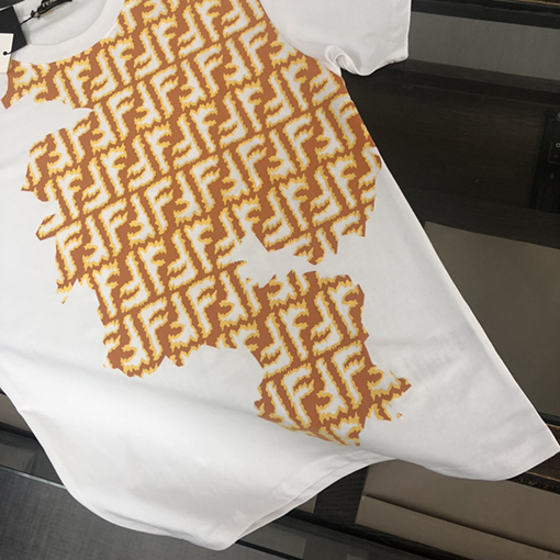 フェンディ 半袖Tシャツ スーパーコピー ダブルFロゴをフルプリントしたアイテム