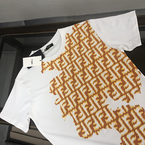 フェンディ 半袖Tシャツ スーパーコピー ダブルFロゴをフルプリントしたアイテム