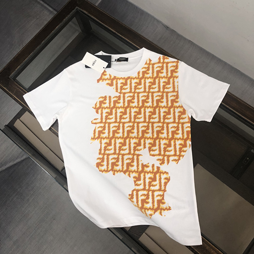 フェンディ 半袖Tシャツ スーパーコピー ダブルFロゴをフルプリントしたアイテム