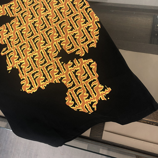 フェンディ 半袖Tシャツ スーパーコピー ダブルFロゴをフルプリントしたアイテム