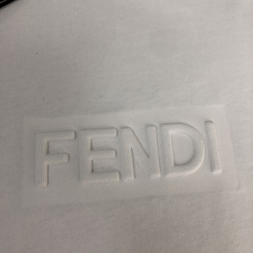 フェンディ 半袖Tシャツ スーパーコピー 細かな目のデザインが施された袖口の美しいエンボスプリント