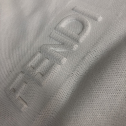 フェンディ 半袖Tシャツ スーパーコピー 細かな目のデザインが施された袖口の美しいエンボスプリント