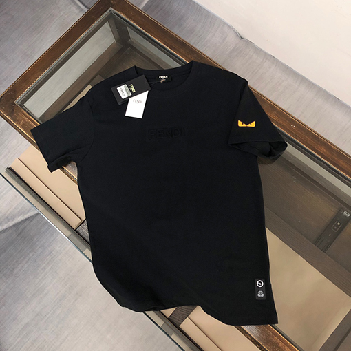 フェンディ 半袖Tシャツ スーパーコピー 細かな目のデザインが施された袖口の美しいエンボスプリント