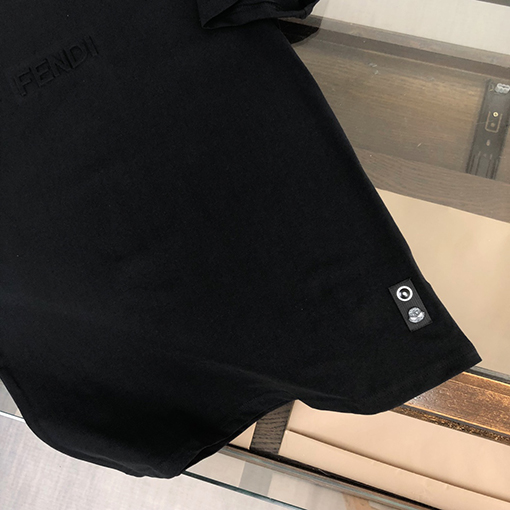 フェンディ 半袖Tシャツ スーパーコピー 細かな目のデザインが施された袖口の美しいエンボスプリント