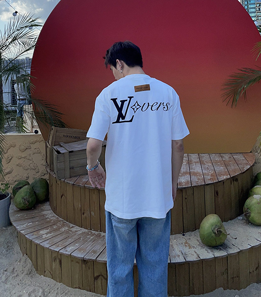 ヴィトン ロゴ入り半袖Tシャツ、滑らかなプリントと肌触りの良いコットン生地