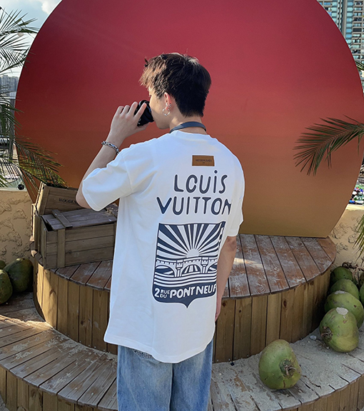 ヴィトン半袖Tシャツスーパーコピー    ゆったりとしたリラックスした着こなし