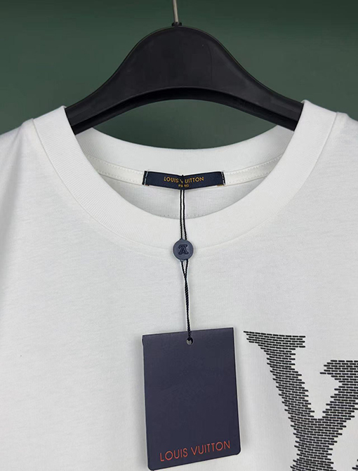 ヴィトン半袖Tシャツコピー フォーム文字のロゴデザイン 高級感が漂う