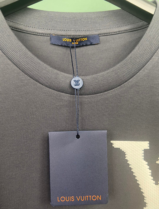 ヴィトン半袖Tシャツコピー フォーム文字のロゴデザイン 高級感が漂う
