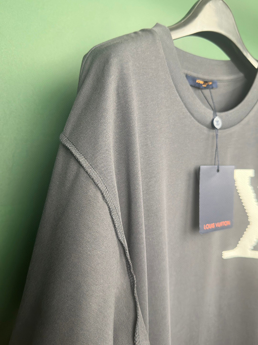 ヴィトン半袖Tシャツコピー フォーム文字のロゴデザイン 高級感が漂う