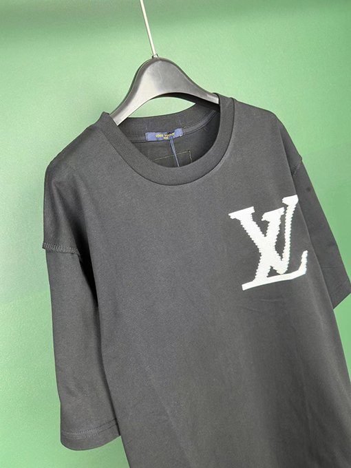 ヴィトン半袖Tシャツコピー フォーム文字のロゴデザイン 高級感が漂う