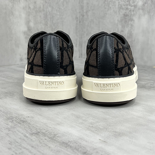 ヴァレンティノ スニーカ スーパーコピー VALENTINO ロゴプリントのローカットスポーツシューズ