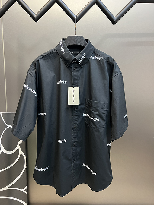 バレンシアガ シャツ コピー balenciaga ロゴプリントの半袖シャツ