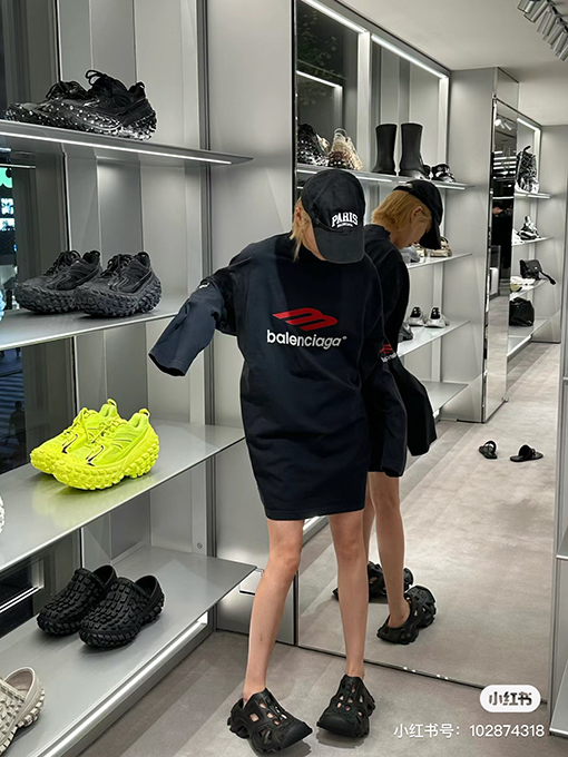 バレンシアガ 長袖  シャツ  BALENCIAGA ロゴ文字刺繍の長袖、色による定染生地、全新Mロゴ刺繍を使用