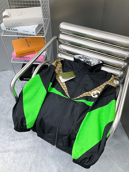 グッチ ジャケット スーパーコピー GUCCI スタンドカラー長袖ジャケットパッチワー組み合わせたクラシックなカーキ色と緑のロゴ柄