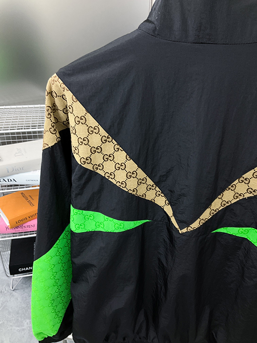 グッチ ジャケット スーパーコピー GUCCI スタンドカラー長袖ジャケットパッチワー組み合わせたクラシックなカーキ色と緑のロゴ柄