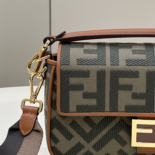 フェンディ ウォッシュデニム刺繍ダブルFシグネチャーヴィンテージショルダーバッグ