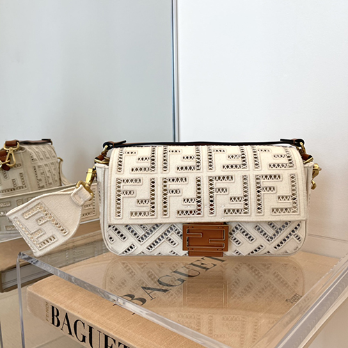 フェンディ 最新のBaguette Fロゴ透かし彫り刺繍シリーズバッグ