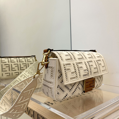 フェンディ 最新のBaguette Fロゴ透かし彫り刺繍シリーズバッグ