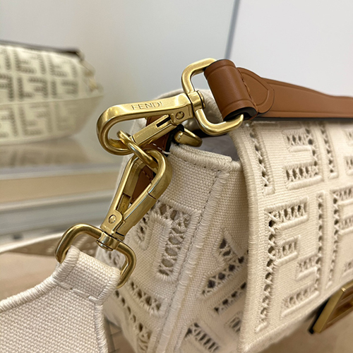 フェンディ 最新のBaguette Fロゴ透かし彫り刺繍シリーズバッグ