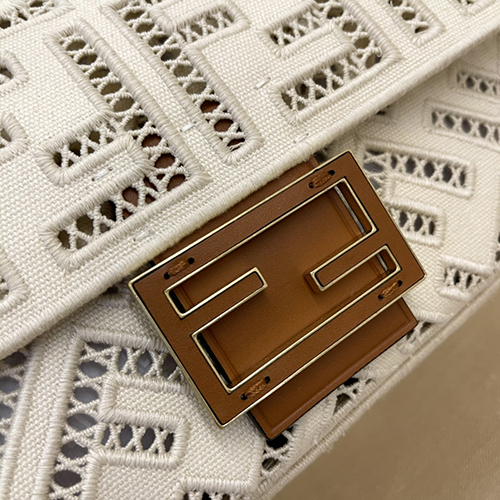 フェンディ 最新のBaguette Fロゴ透かし彫り刺繍シリーズバッグ