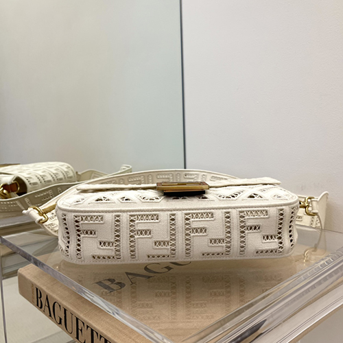 フェンディ 最新のBaguette Fロゴ透かし彫り刺繍シリーズバッグ