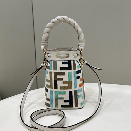 フェンディ ウォッシュデニム刺繍ダブルFアイコニックミニバケツバッグ