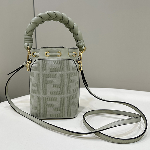 フェンディ ウォッシュデニム刺繍ダブルFアイコニックミニバケツバッグ