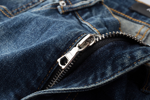 AMIRI デニムパンツ コピー  身体にフィットする快適さ：AMIRI破れたデニムパンツ特集