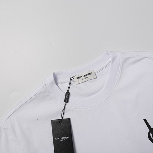 サンローラン 半袖Tシャツ スーパーコピー 胸元にあしらわれたクラシックなYSL文字の半袖