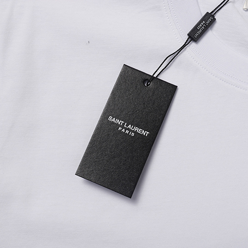 サンローラン 半袖Tシャツ スーパーコピー 胸元にあしらわれたクラシックなYSL文字の半袖