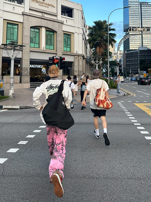 ステューシー長袖 Tシャツスーパーコピー STUSSY グラフィティパターンのダブルSロングスリーブTシャツ
