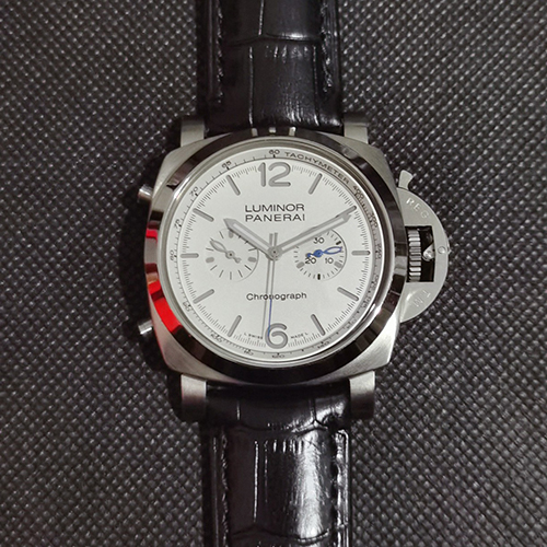 パネライスーパーコピー ホワイトダイヤル自動巻きムーブメント ルーミノシリーズ PAM 01218