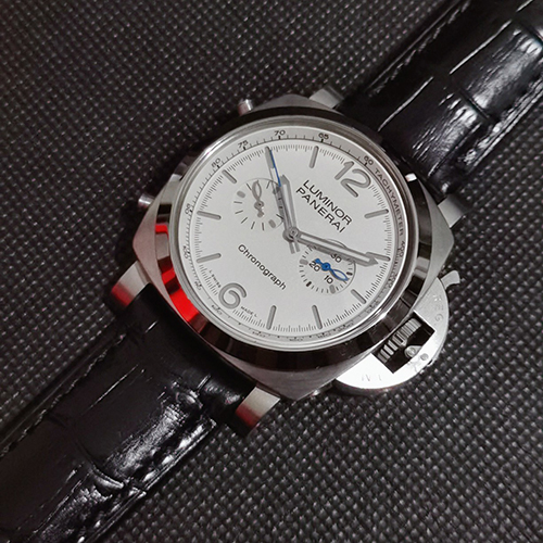 パネライスーパーコピー ホワイトダイヤル自動巻きムーブメント ルーミノシリーズ PAM 01218