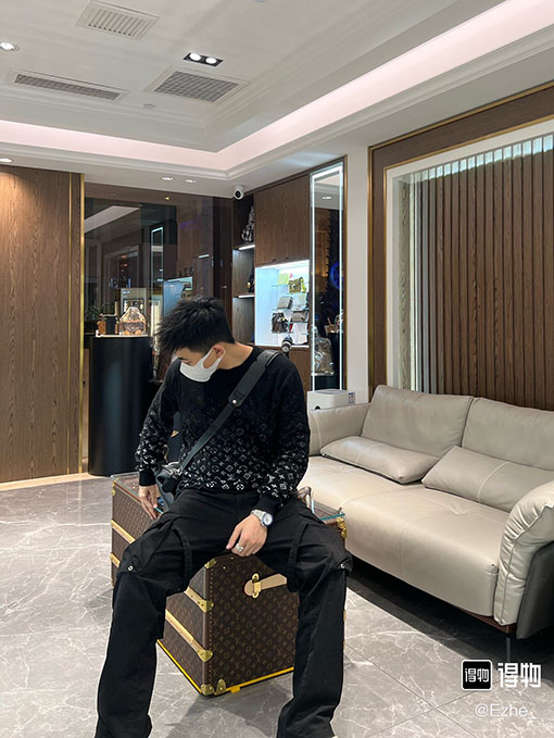 ヴィトン セータースーパーコピー  Louis Vuitton グラデーションロゴテーマのカスタム生地、細かい編み目の秋の新作セーター