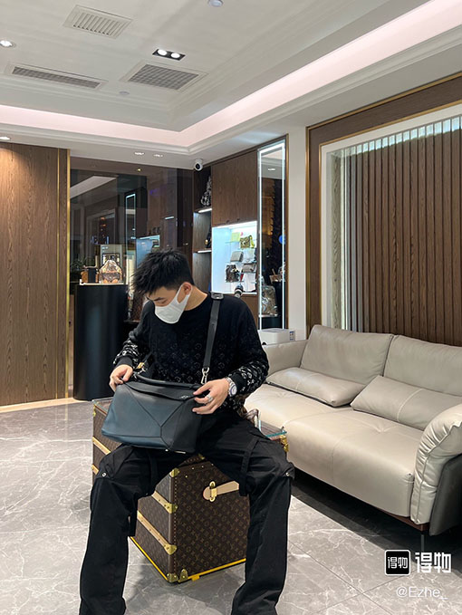 ヴィトン セータースーパーコピー  Louis Vuitton グラデーションロゴテーマのカスタム生地、細かい編み目の秋の新作セーター