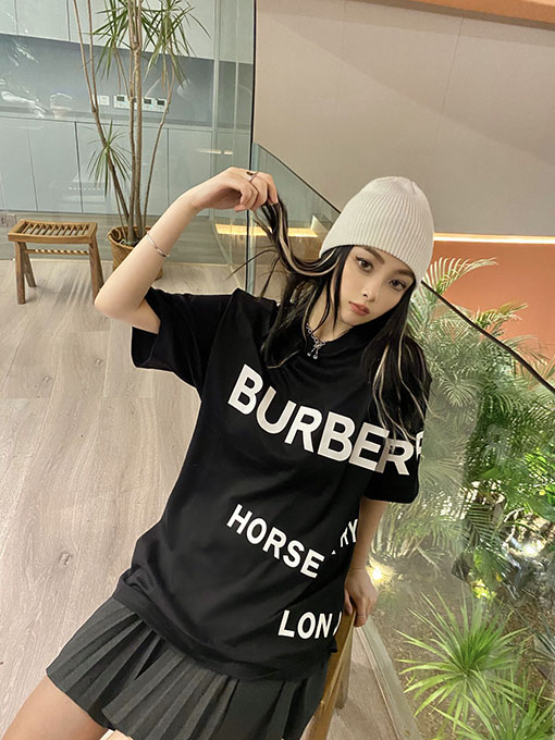 バーバリー半袖Tシャツコピー アシンメトリーなアルファベットワイドフィットホースフェリー大文字ロゴ半袖Tシャツ