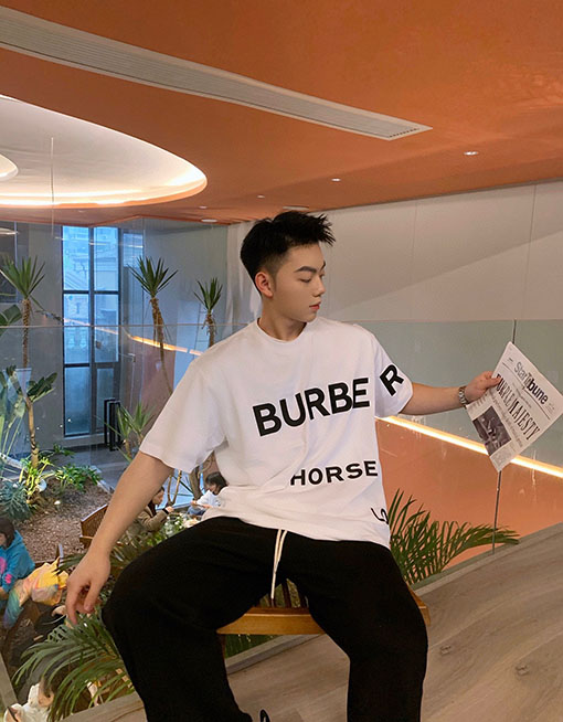 バーバリー半袖Tシャツコピー アシンメトリーなアルファベットワイドフィットホースフェリー大文字ロゴ半袖Tシャツ