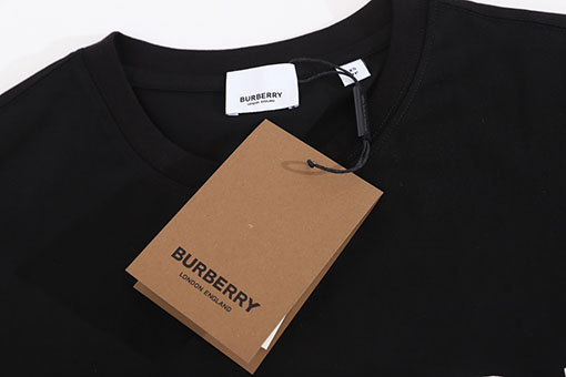 バーバリー半袖Tシャツコピー アシンメトリーなアルファベットワイドフィットホースフェリー大文字ロゴ半袖Tシャツ