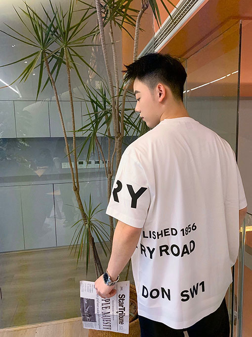 バーバリー半袖Tシャツコピー アシンメトリーなアルファベットワイドフィットホースフェリー大文字ロゴ半袖Tシャツ
