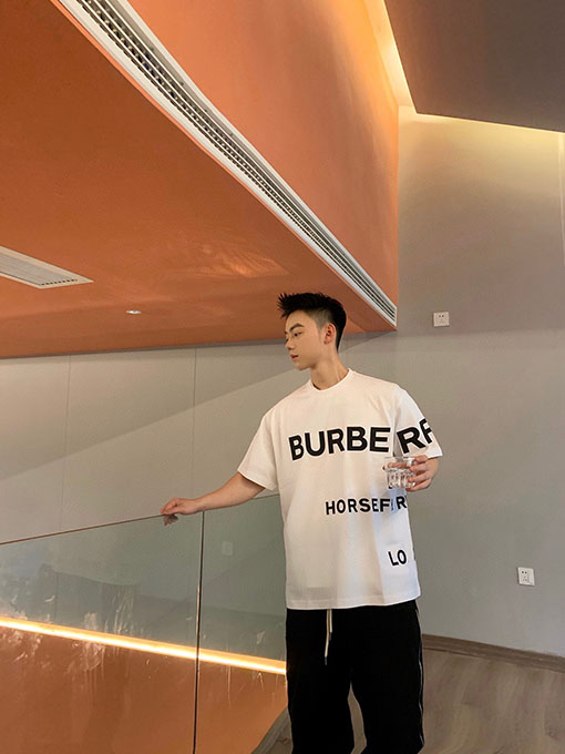 バーバリー半袖Tシャツコピー アシンメトリーなアルファベットワイドフィットホースフェリー大文字ロゴ半袖Tシャツ