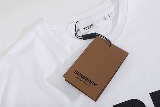 バーバリー半袖Tシャツコピー アシンメトリーなアルファベットワイドフィットホースフェリー大文字ロゴ半袖Tシャツ