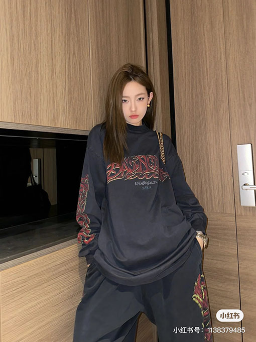 バレンシアガ 長袖 Tシャツコピー BALENCIAGA 火炎グラフィティのロゴ入り長袖Tシャツ ピンク,ネイビー