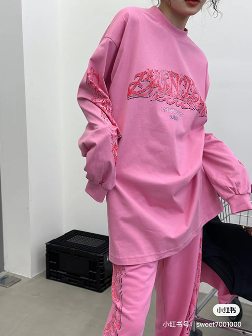 バレンシアガ 長袖 Tシャツコピー BALENCIAGA 火炎グラフィティのロゴ入り長袖Tシャツ ピンク,ネイビー